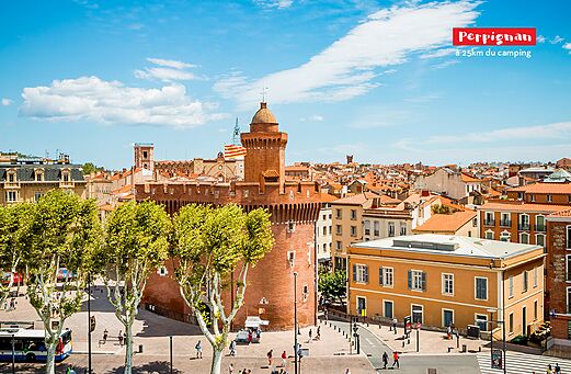 El Castillet y el centro histórico de Perpiñán, ciudad para visitar cerca del camping.