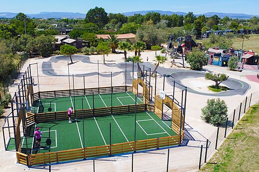 Campo multideportivo y pumptrack en camping CAPFUN Las Bousigues Le Barcarès.