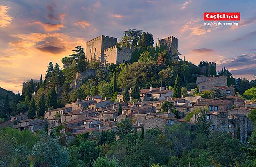 Pueblo medieval de Castelnou y su castillo, lugar para visitar cerca de Perpiñán.