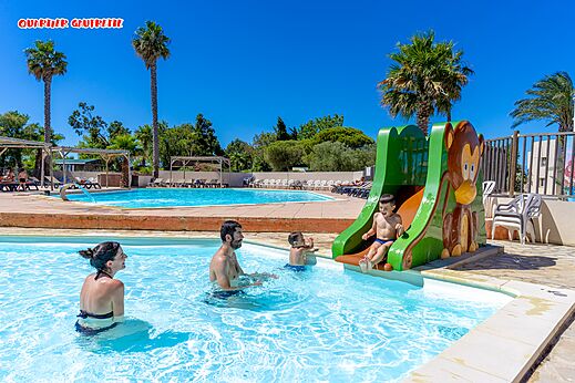 Piscina familiar, tobogán infantil mono en el camping CAPFUN Las Bousigues en Le Barcarès (66).