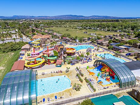Vista aérea parque acuático en el camping CAPFUN Las Bousigues en Le Barcarès (66).