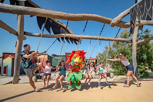 Gran columpio, niños y mascota en el camping CAPFUN Las Bousigues en Le Barcarès (66).