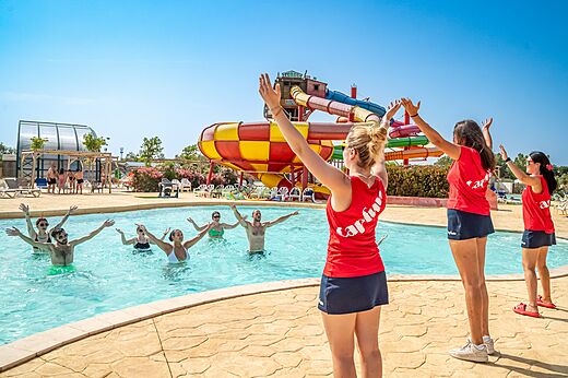 Animación acuática y toboganes gigantes en la piscina del camping CAPFUN Las Bousigues en Le Barcarès (66).