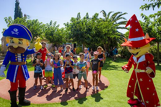 Mascotas y niños jugando con pelotas en el camping CAPFUN Las Bousigues en Le Barcarès (66).