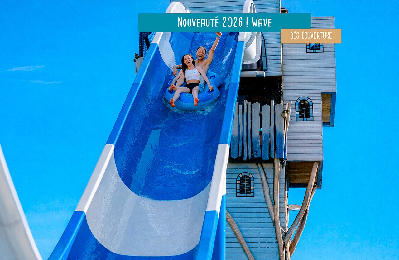 Tobog�n acu�tico gigante Wave con dos personas en el camping VAGUES OCEANES Les Iles en Hudimesnil (50).