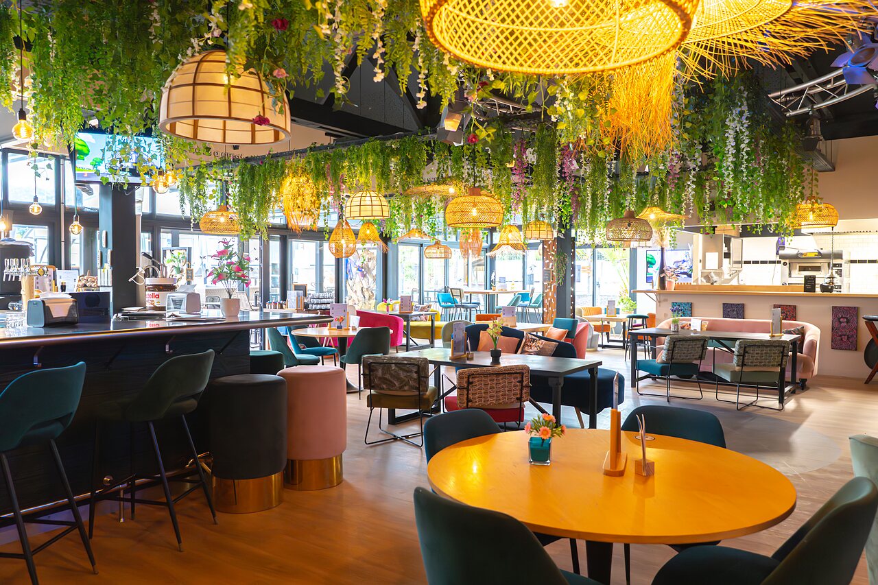 Restaurante y bar moderno, decoraci�n vegetal, en el camping VAGUES OCEANES Les Iles en Hudimesnil (50).