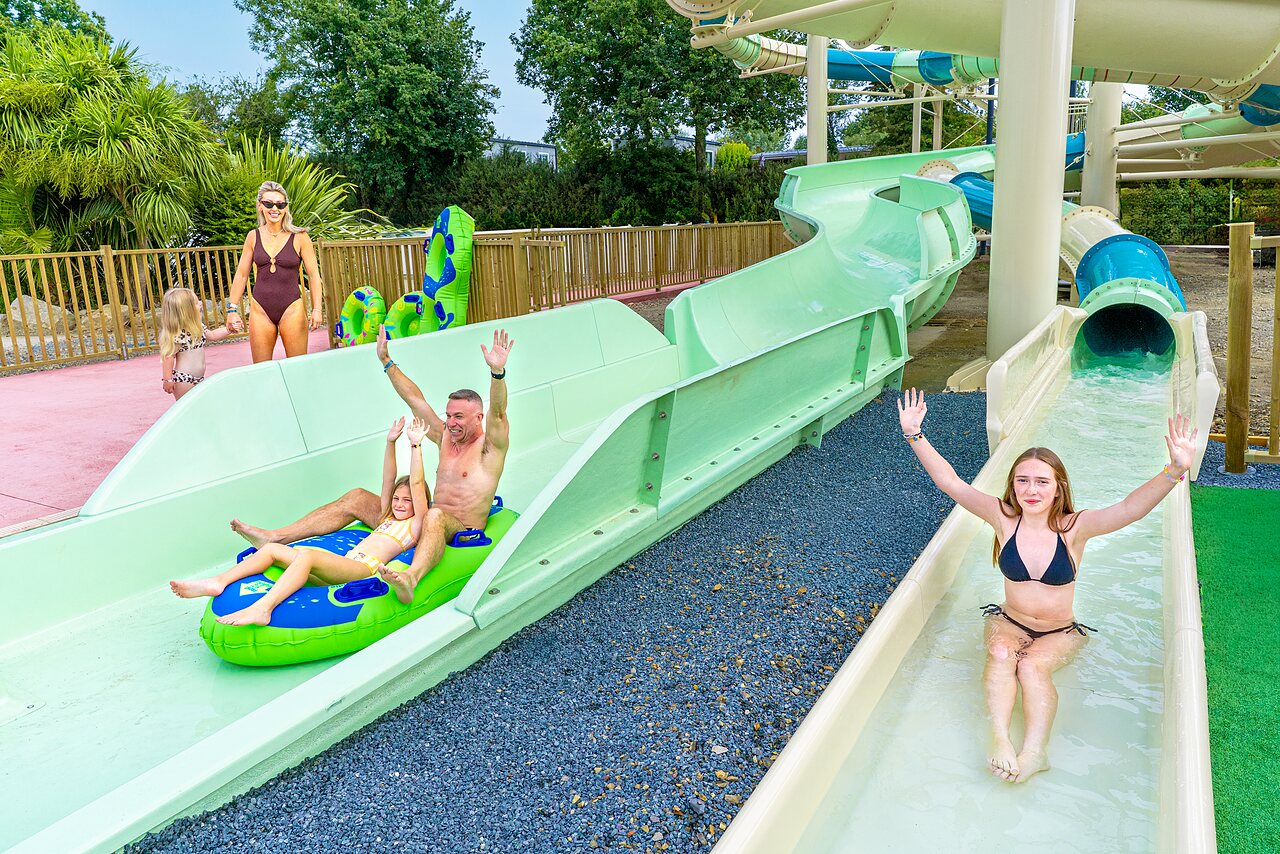 Familia feliz en toboganes acu�ticos gigantes en el camping VAGUES OCEANES Les Iles en Hudimesnil (50).