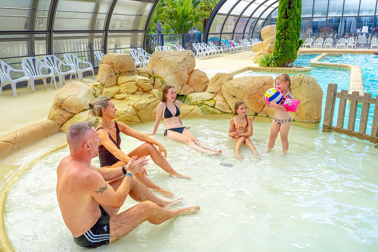 Piscina cubierta familiar en el camping VAGUES OCEANES Les Iles en Hudimesnil (50).