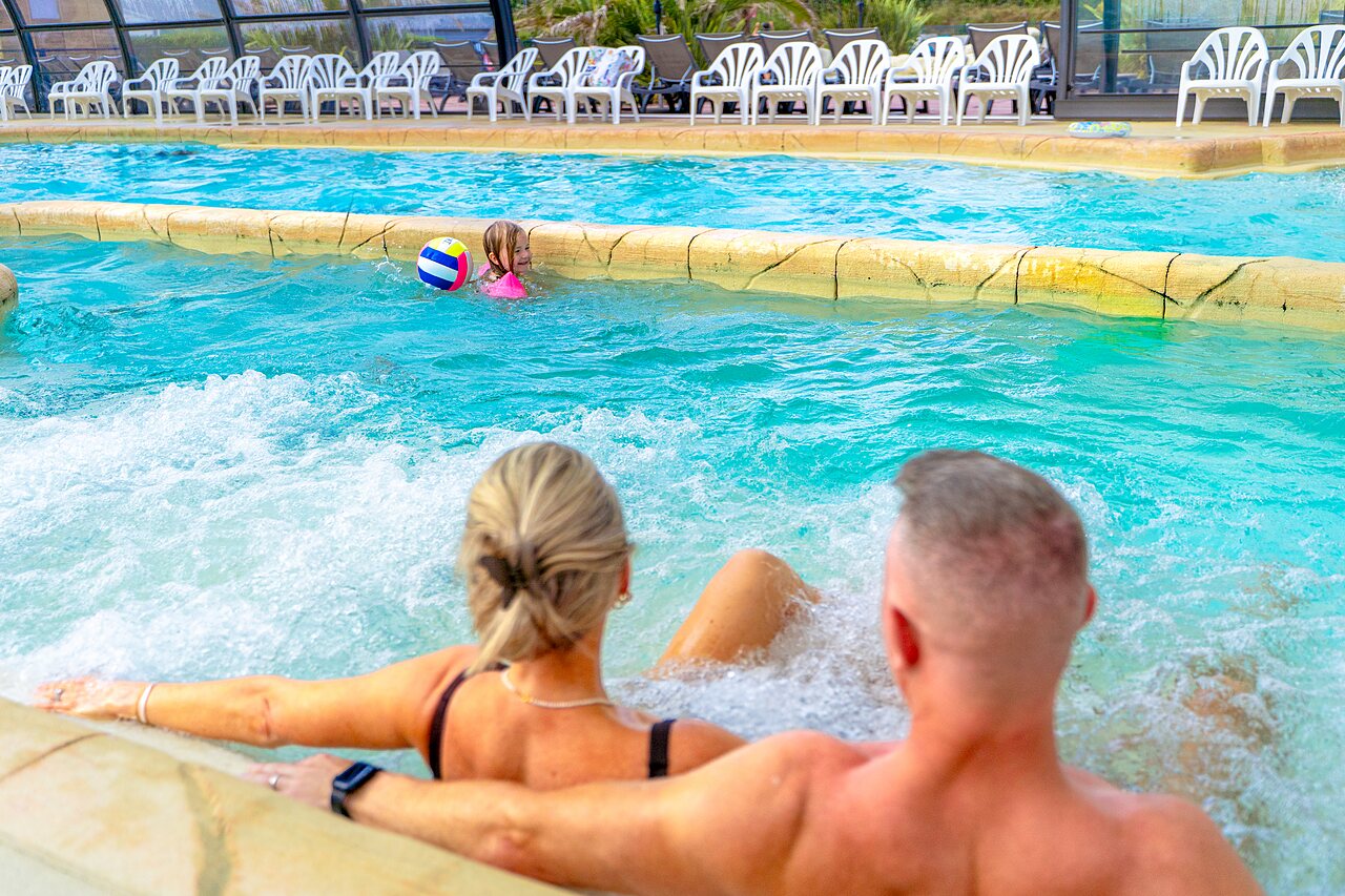 Jacuzzi en el camping VAGUES OCEANES Les Iles en Hudimesnil (50).