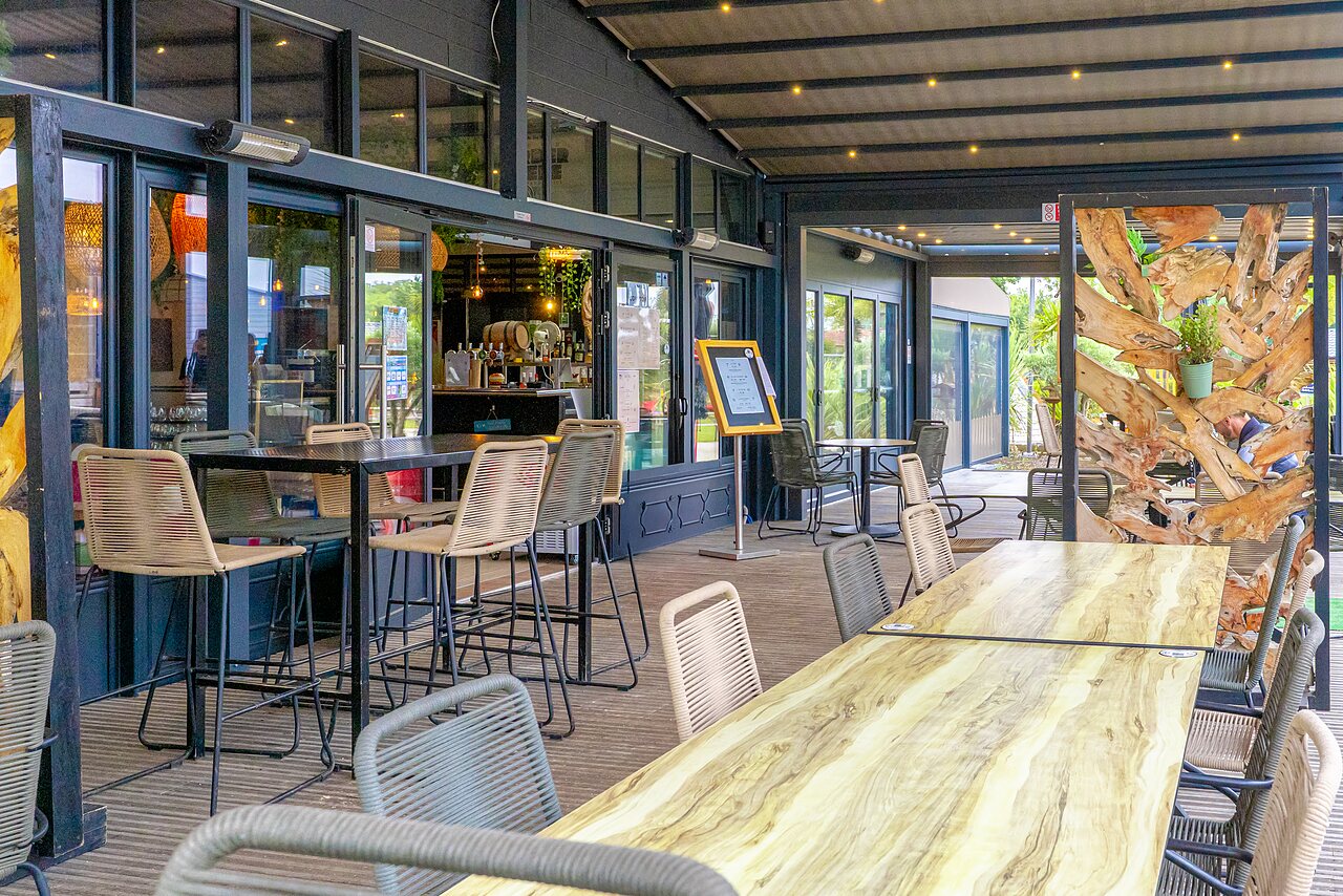 Bar y terraza restaurante moderna, camping VAGUES OCEANES Les Iles, Hudimesnil (50).