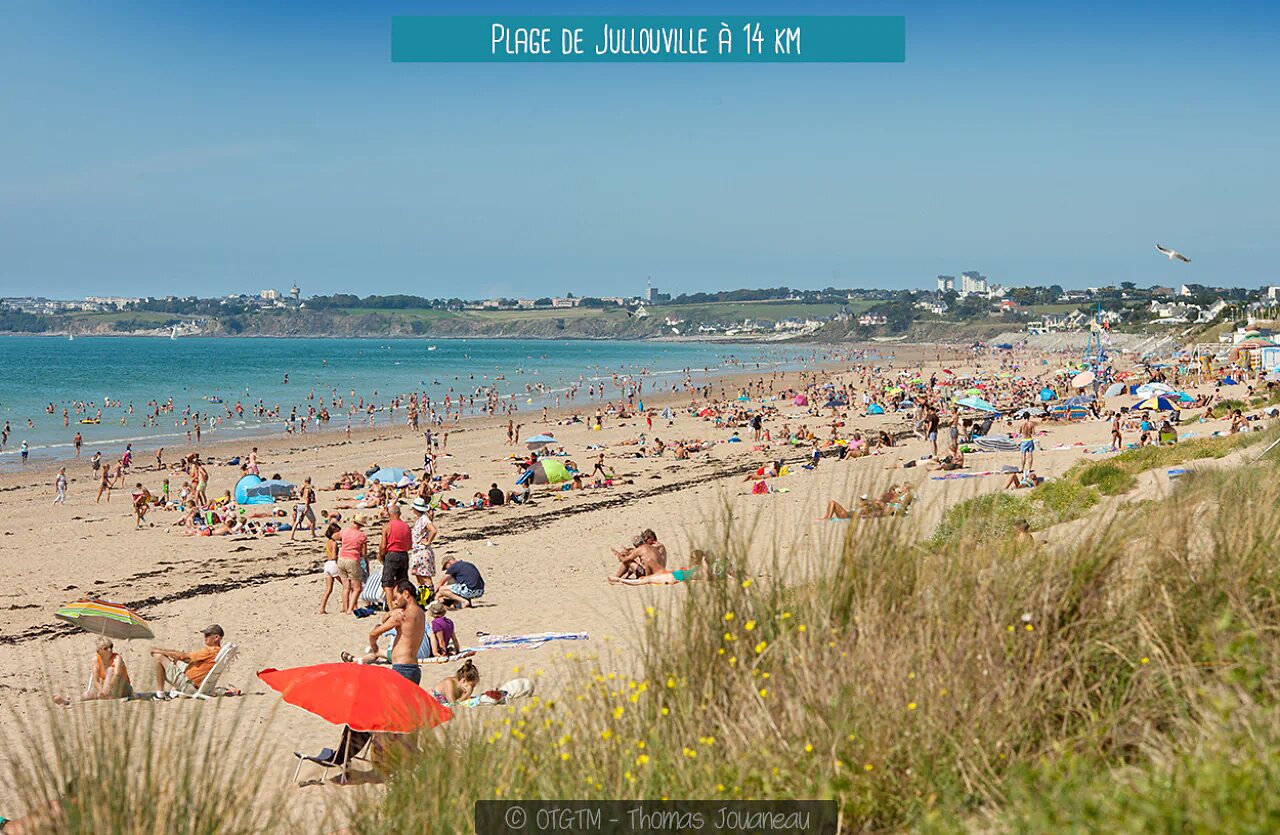 Playa de Jullouville, arena fina y ba�o, cerca del camping en Normand�a.