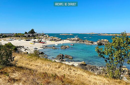 Archipiélago de Chausey, playa de arena, aguas turquesas y rocas.