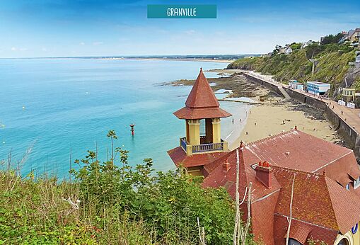 Vista panorámica de la playa de Granville y su histórico casino en Normandía.