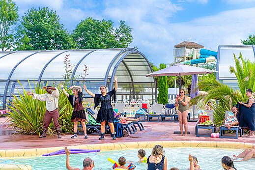 Animación piscina en el camping VAGUES OCEANES Les Iles à Hudimesnil (50).