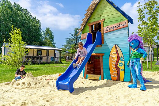 Juegos infantiles en el camping VAGUES OCEANES Les Iles en Hudimesnil (50).