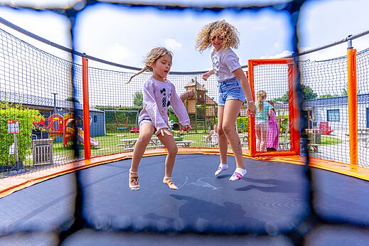 Niñas saltando en cama elástica camping VAGUES OCEANES Les Iles en Hudimesnil (50).