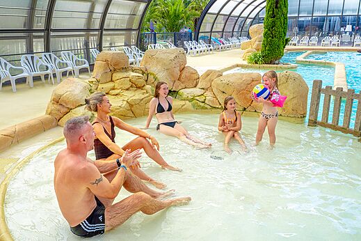 Piscina cubierta en el camping VAGUES OCEANES Les Iles en Hudimesnil (50).