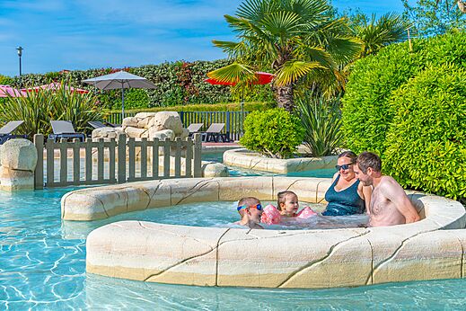 Jacuzzi y familia en el camping VAGUES OCEANES Les Iles en Hudimesnil (50).