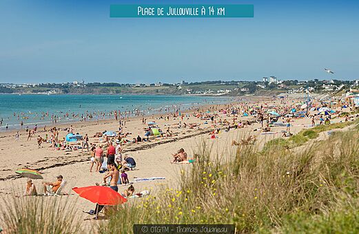 Gran playa de Jullouville en Normandía, ideal para nadar y relajarse.