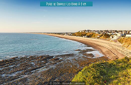 Playa de Donville-les-Bains y costa rocosa, cerca de Granville en Normandía.