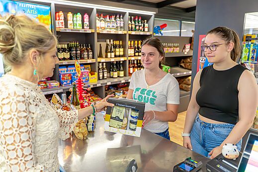 Clientes comprando en la tienda de comestibles del camping VAGUES OCEANES Les Iles en Hudimesnil (50).