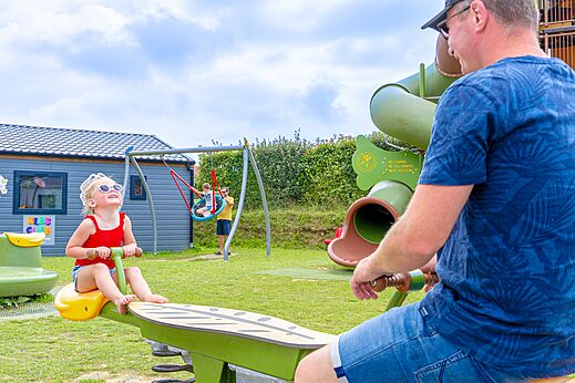 Zona de juegos con columpio y tobog�n en el camping VAGUES OCEANES Les Iles.