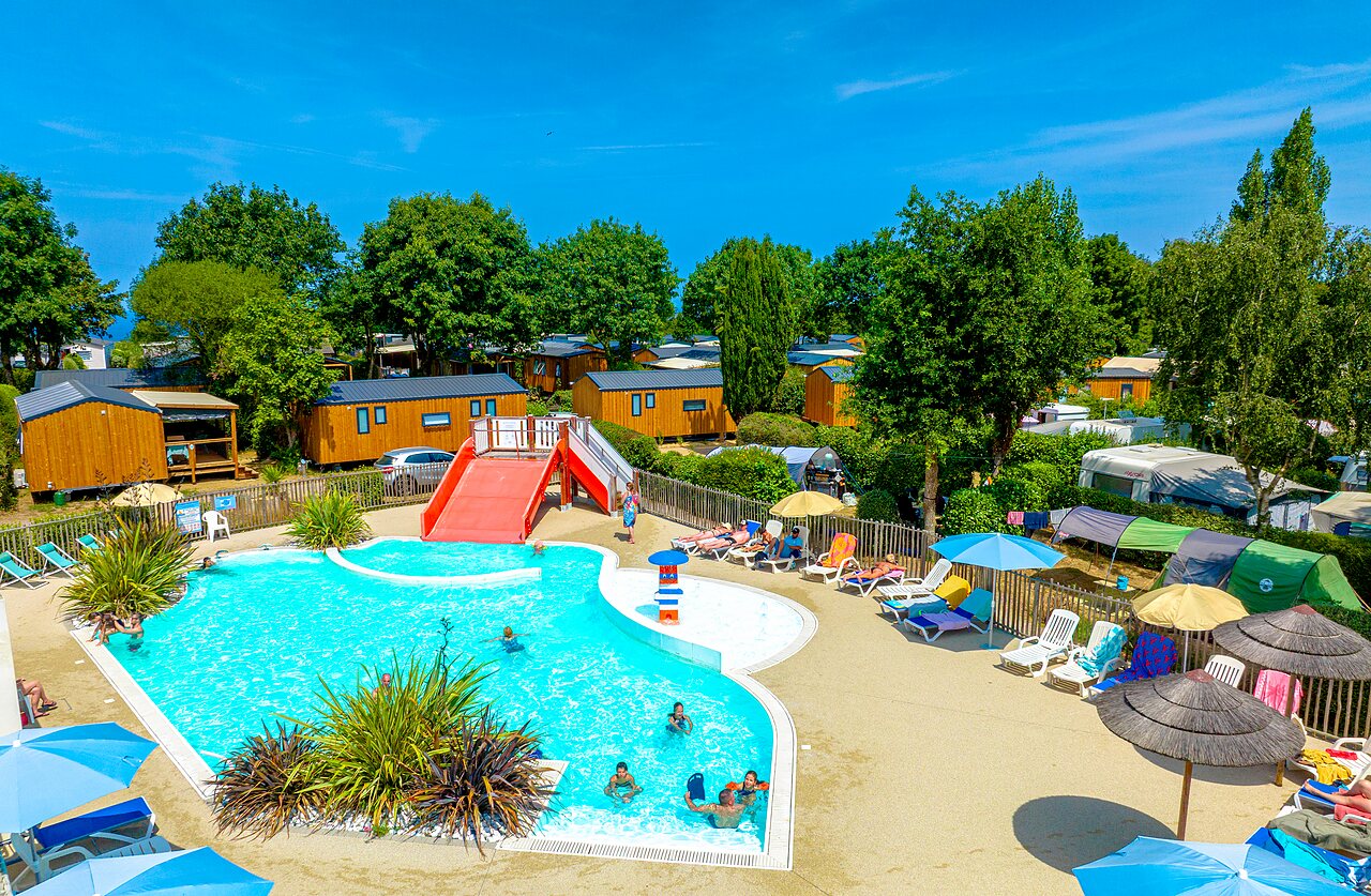 Piscina exterior, tobog�n acu�tico y Mobil-homes en el camping CLICOCHIC Bellevue, Erquy.
