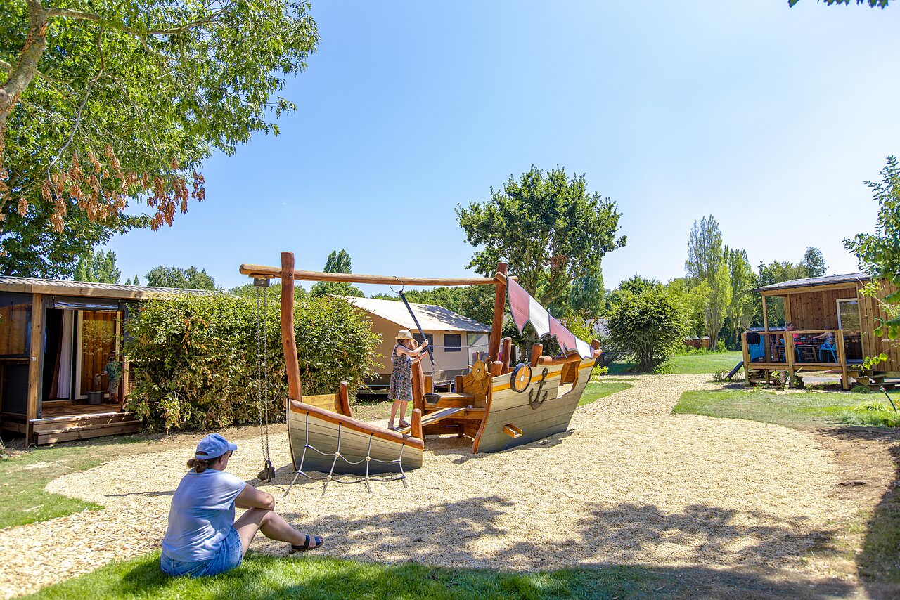 Zona de juegos barco pirata para ni�os en el camping CLICOCHIC Bellevue d'Erquy.