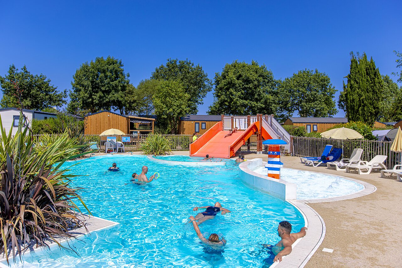 Piscina exterior, tobog�n acu�tico y juegos en el camping CLICOCHIC Bellevue d'Erquy (22).