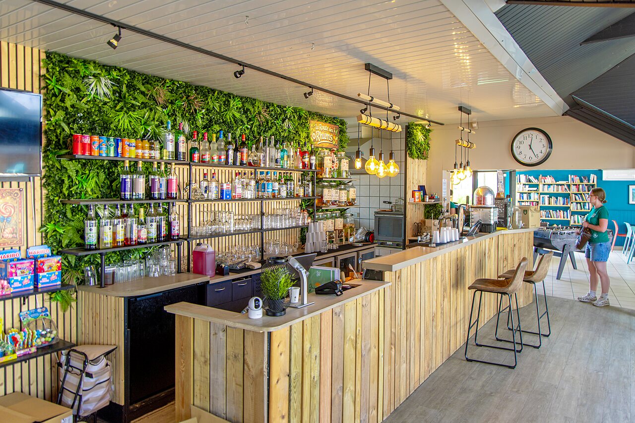 Bar moderno, mostrador de madera, bebidas en el camping CLICOCHIC Bellevue d'Erquy (22).