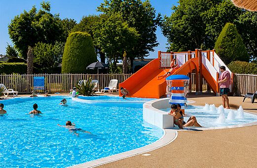 Piscina exterior, tobog�n y piscina infantil en el camping CLICOCHIC Bellevue d'Erquy.