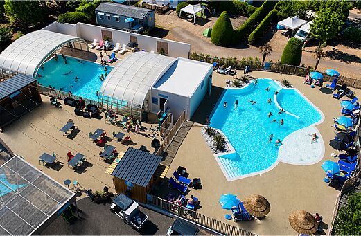 Piscinas exterior y cubierta con ba�istas en el camping CLICOCHIC Bellevue d'Erquy.