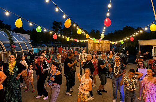 Noche de baile animada en el camping CLICOCHIC Bellevue d'Erquy, Erquy (22).
