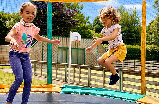 Ni�as saltando en trampol�n seguro en el camping CLICOCHIC Bellevue d'Erquy (22).