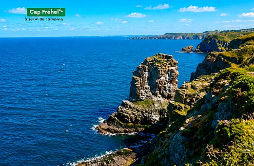 Acantilados rocosos y mar azul del Cap Fr�hel, lugar para visitar en Breta�a.