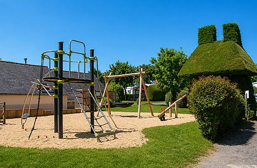 Zona de juegos infantil con columpios y tobog�n en el camping CLICOCHIC Bellevue.