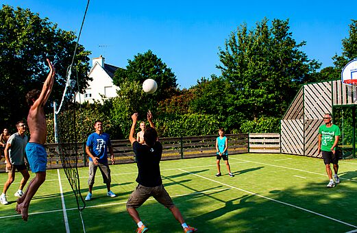 Partido de voleibol en cancha multideportiva en el camping CLICOCHIC Bellevue d'Erquy en Erquy (22).