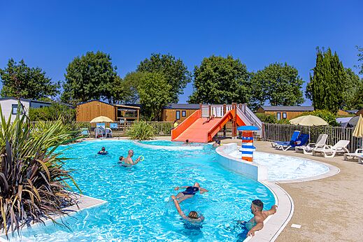 Piscina exterior, tobogán acuático y juegos en el camping CLICOCHIC Bellevue d'Erquy (22).