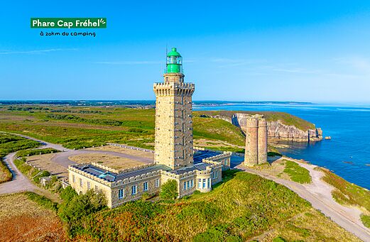 Faro hist�rico Cap Fr�hel en los acantilados bretones, lugar a visitar cerca de Erquy.