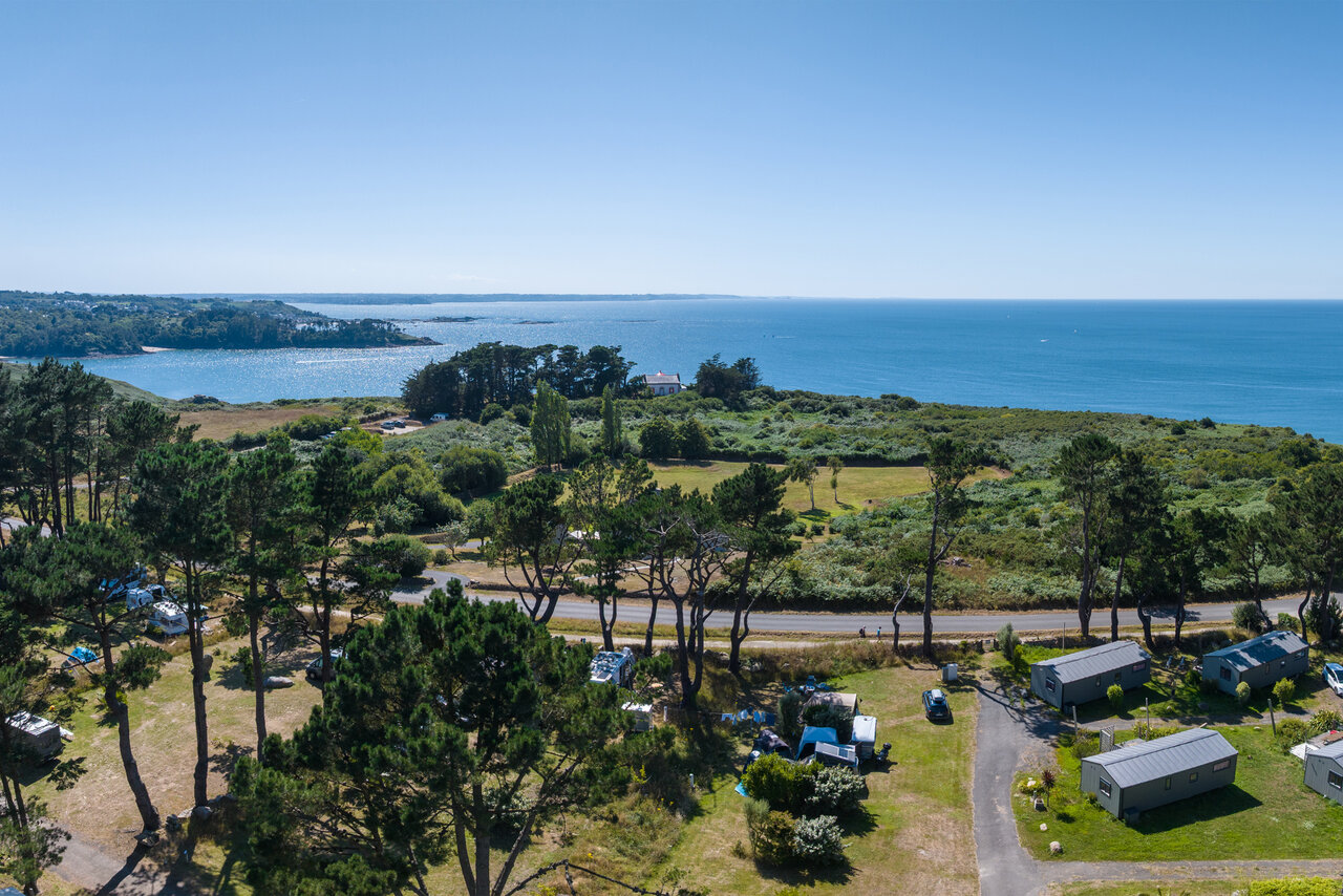 Vista a�rea panor�mica del camping, mar, casas m�viles y parcelas en el camping CLICOCHIC Les plages de Beg L�guer � Lannion (22).