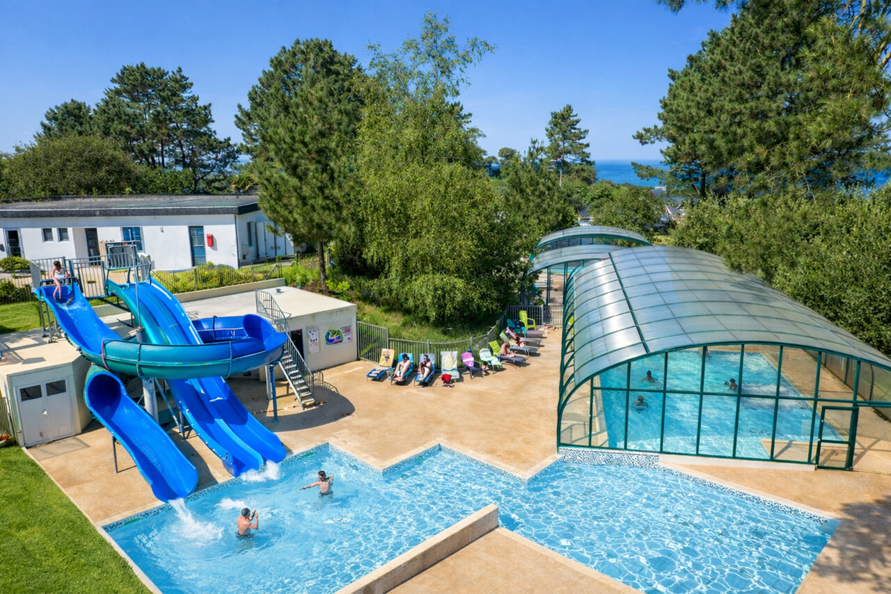 Toboganes azules, piscina exterior y cubierta en el camping CLICOCHIC Lannion.