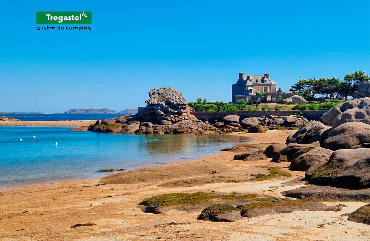 Playa de arena rosa, rocas de granito en Tr�gastel, Costa de Granito Rosa.