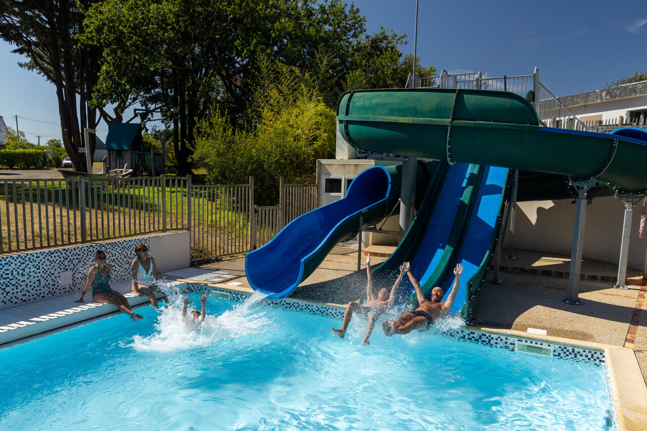 Toboganes y piscina exterior en el camping CLICOCHIC Les plages de Beg L�guer en Lannion (22).