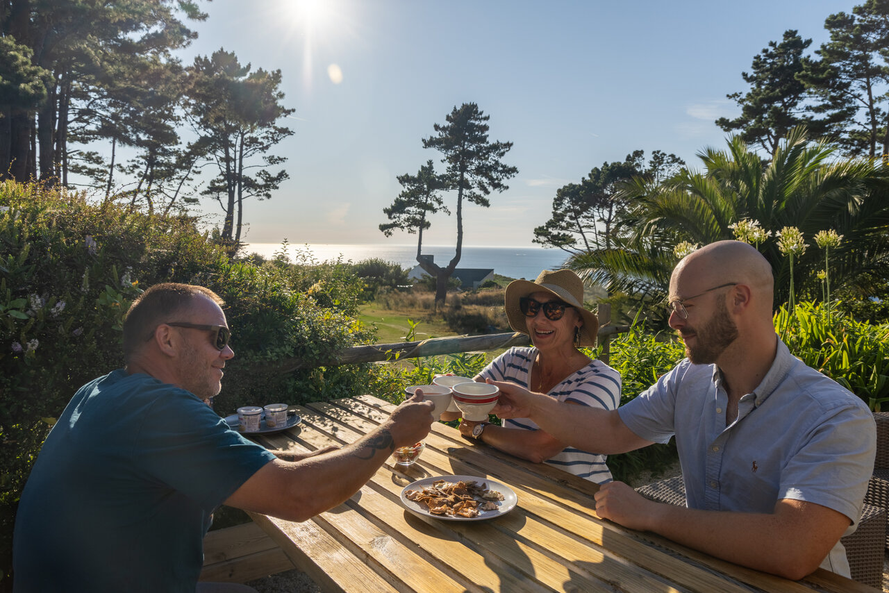 Bar exterior soleado, vista al mar, en el camping CLICOCHIC Les plages de Beg L�guer en Lannion (22).