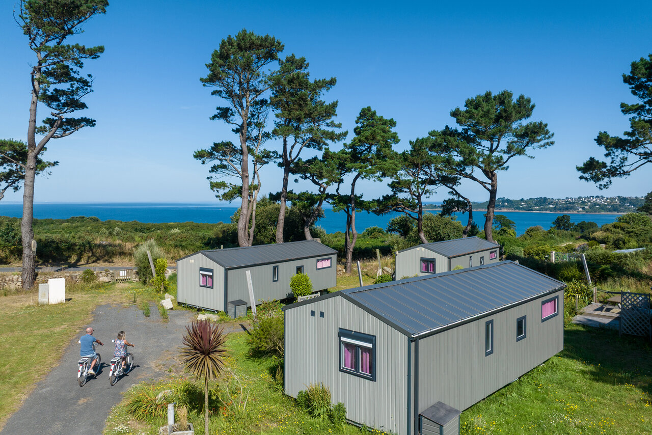 Casas m�viles modernas, vista mar, pinos, en el camping CLICOCHIC en Lannion.