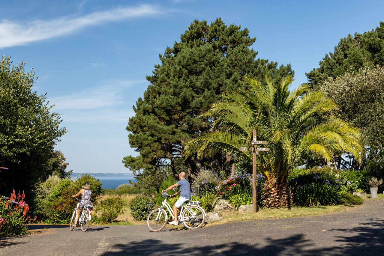 Ciclistas en camino verde, vista al mar, camping CLICOCHIC en Lannion (22).