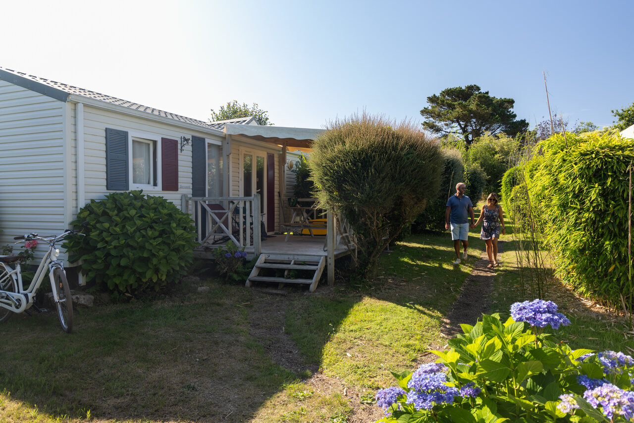 Mobil-home, pareja en jard�n en el camping CLICOCHIC en Lannion (22).