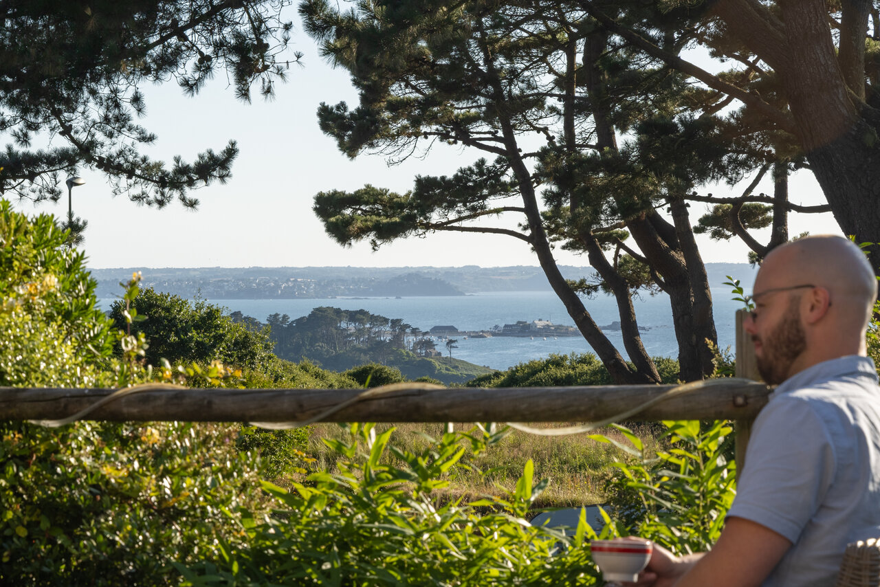 Vista panor�mica mar, costa, �rboles, en el camping CLICOCHIC en Lannion.