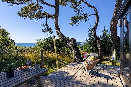 Terraza de Mobil-home con vistas al mar en el camping CLICOCHIC Les plages de Beg Léguer.