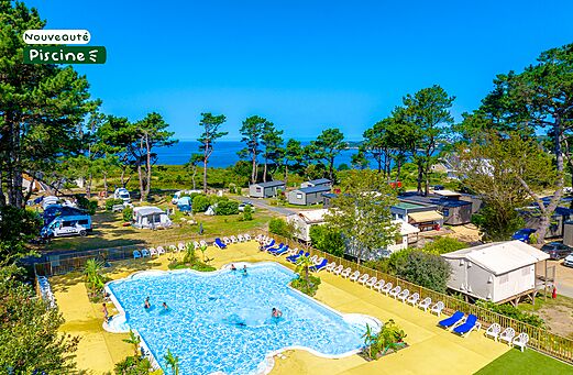 Piscina exterior con bañistas y sillas en el camping CLICOCHIC en Lannion (22).